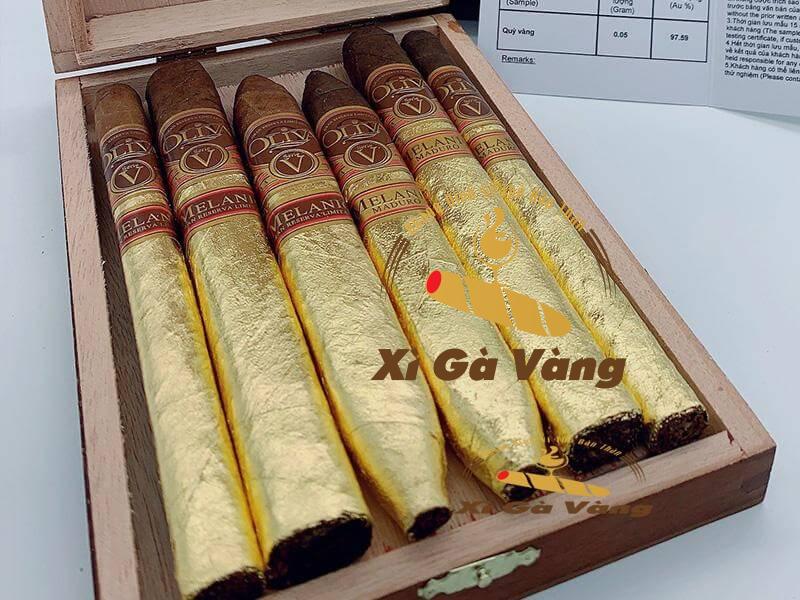 Cận cảnh các điếu xì gà trong một hộp Oliva Sample 6 dát vàng